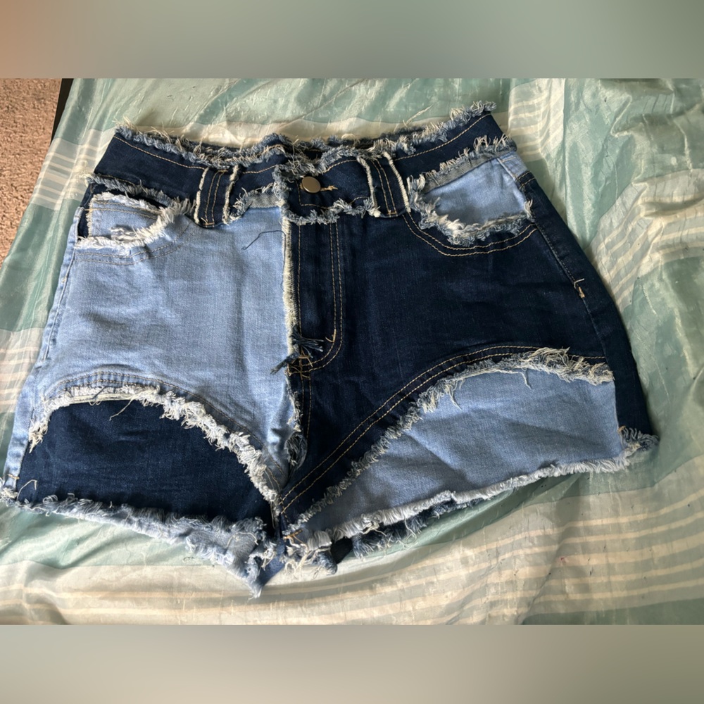 Patch denim shorts